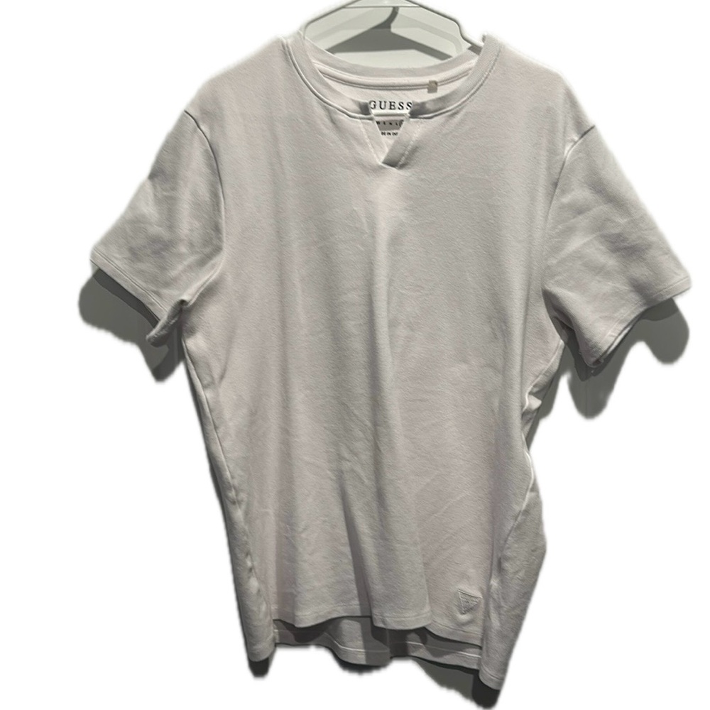 Guess V-Neck T-Shirt Color: White Size:XL